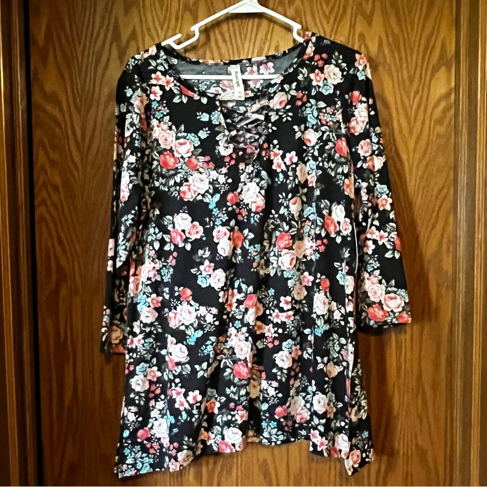 NWT B&B Boutique black floral top -XL